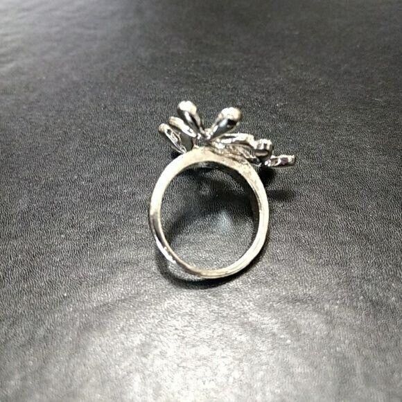 Silver tone rhinestone flower ring - Picture 4 of 6